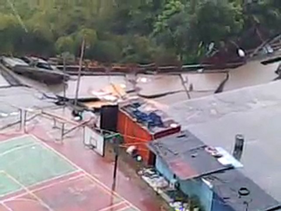 FW: Se derrunba la carretera del bloque 8 de las lomas por l