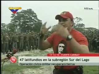 El ministro de Agricultura y Tierras, armado y acompañado po