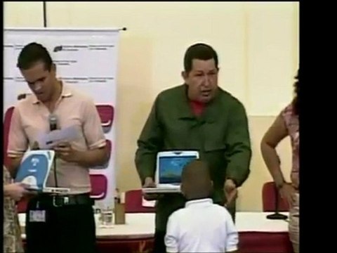 Durante la entrega de computadoras portátiles Canaima a estu