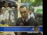 Jóvenes universitarios mantienen huelga de hambre a las afue