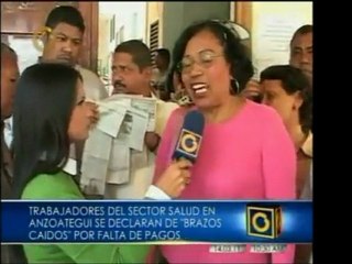 Trabajadores de la salud realizan una protesta de brazos caí