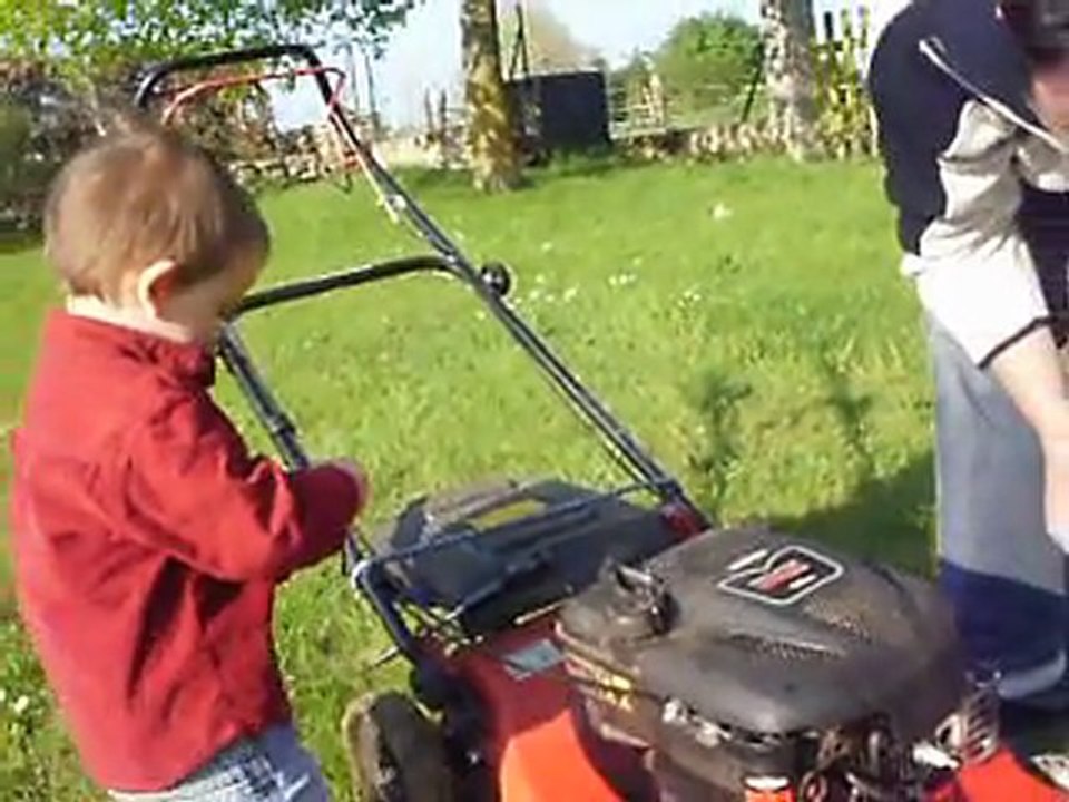 Nathan répare la tondeuse