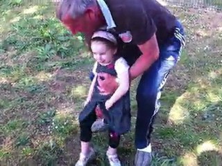 Bianca fait l'avion avec papy (04/11)