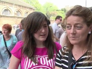 Londres: les touristes suivent les préparatifs du mariage