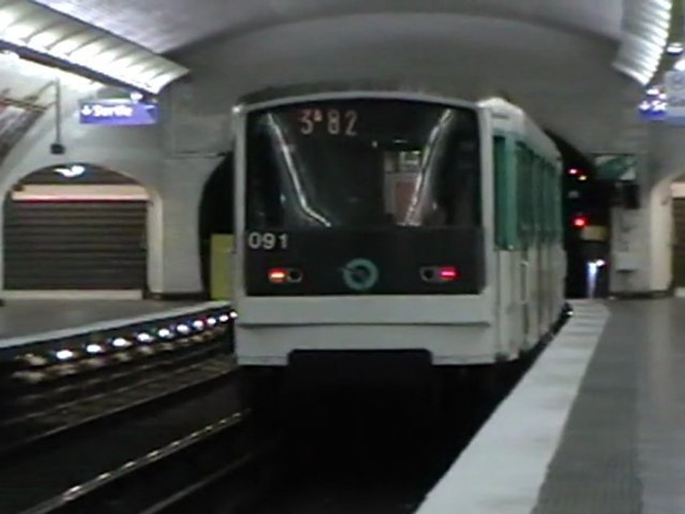 MF67 : Départ de la station Pelleport sur la ligne 3bis du métro parisien