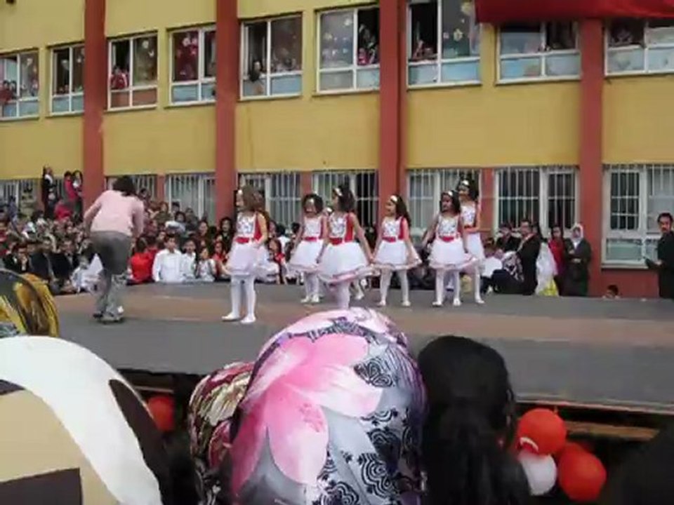 esranın 23 nisan gösterisi (1)