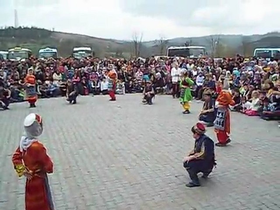 Cumhurbaşkanı Süleyman DEMİREL ilköğretim okulu 23 nisan ulasal egemenlik ve çocuk bayramı kutlamaları Zeybek gösterisi......