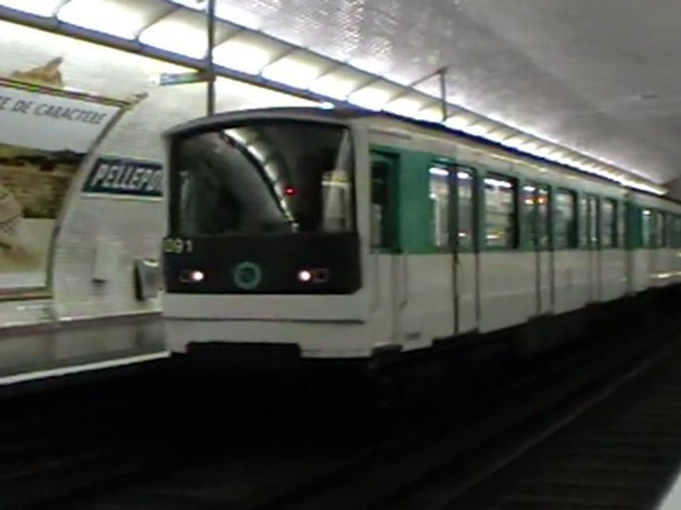MF67 : Arrêt à la station Pelleport sur la ligne 3bis du métro parisien