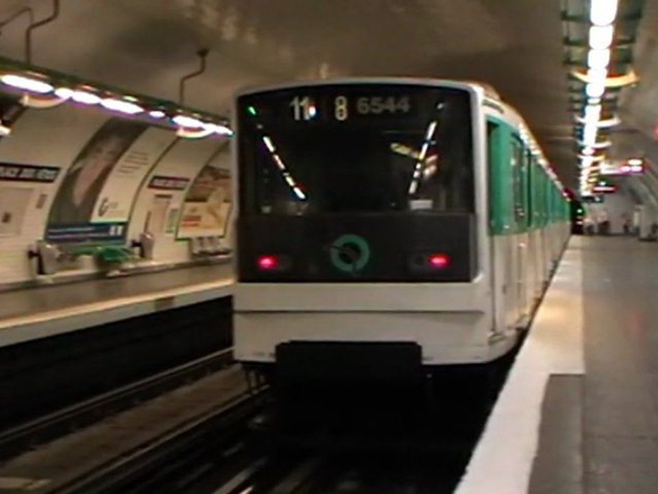MP73 : Arrivée à la station Place des Fêtes sur la ligne 11 du métro parisien