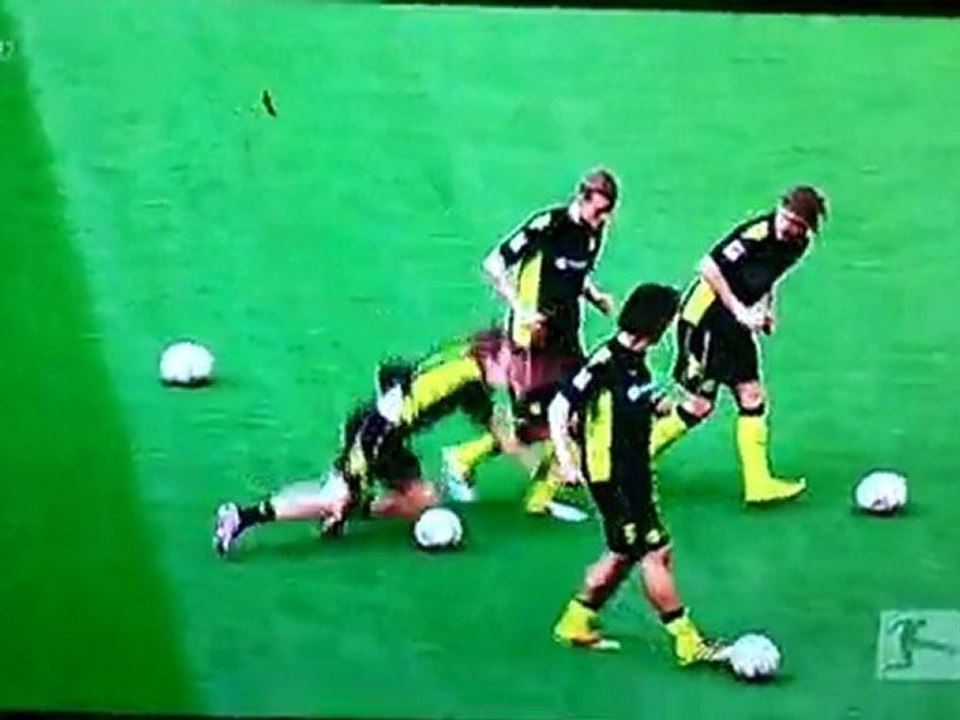 Kevin Großkreutz kriegt Ball an den Kopf
