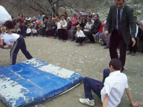 ADANA-FEKE ORMANCIK Ilköğretim okulu 2010/2011 23 Nisan Takla gösterisi