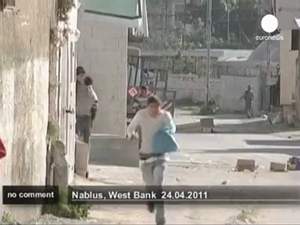 Palestinian youths clash with soldiers - no comment