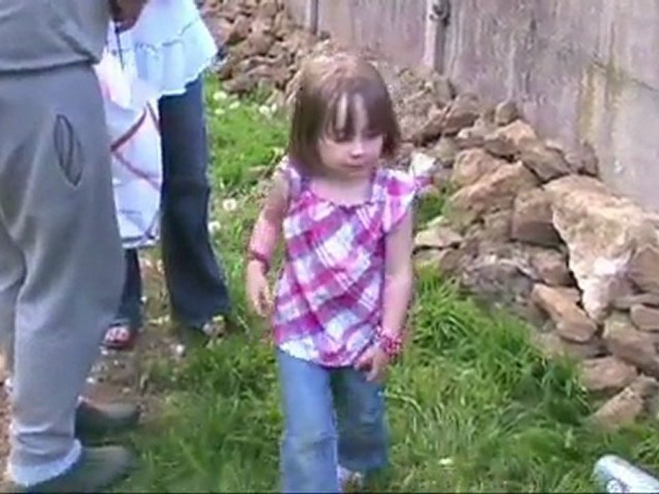 Angèle chasse les oeufs de Paques !