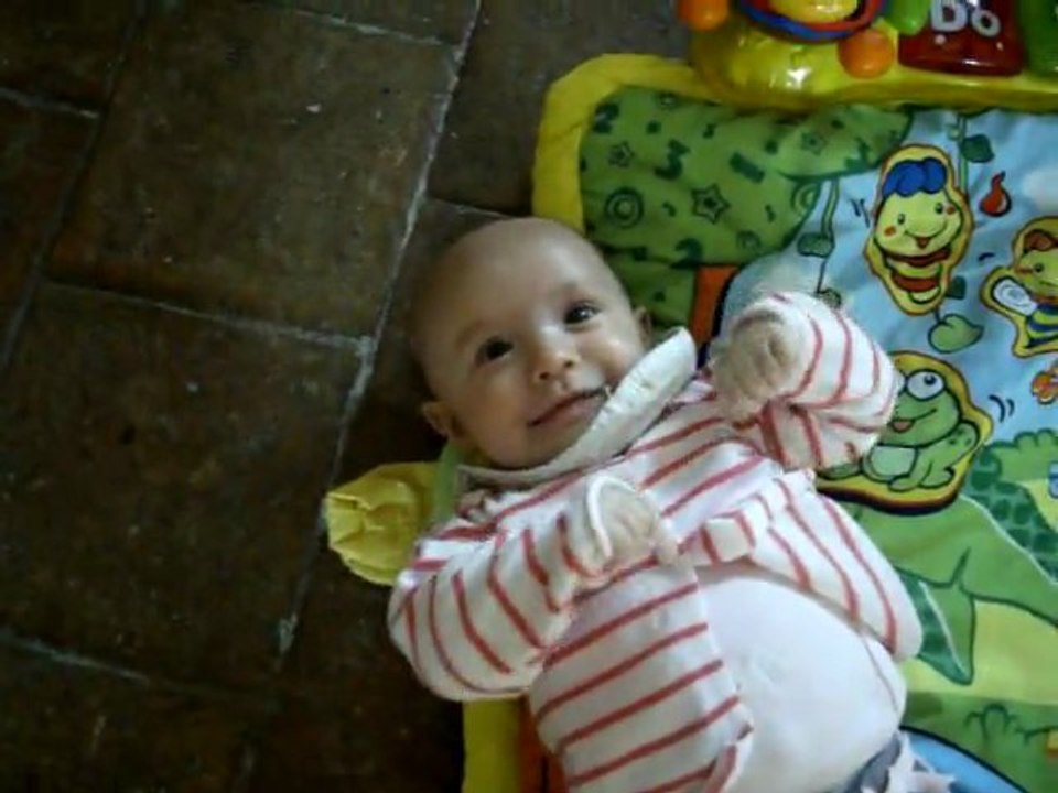 Romane, 4 mois - je me retourne toute seule !