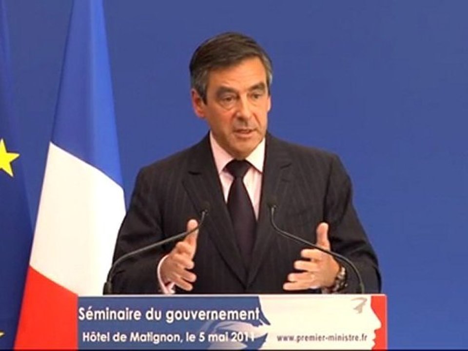 Fillon répond à la presse lors du Séminaire du Gouvernement