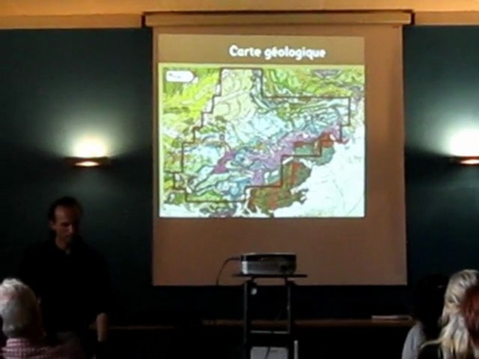 Julien Beltramo, géologue, lors de la conférence gaz d'argile dit de schiste à Antibes (F-06) 2/11