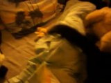 Bretzel mon vison joue avec sa peluche orange sur le lit 25/04/2011 / my pet mink play