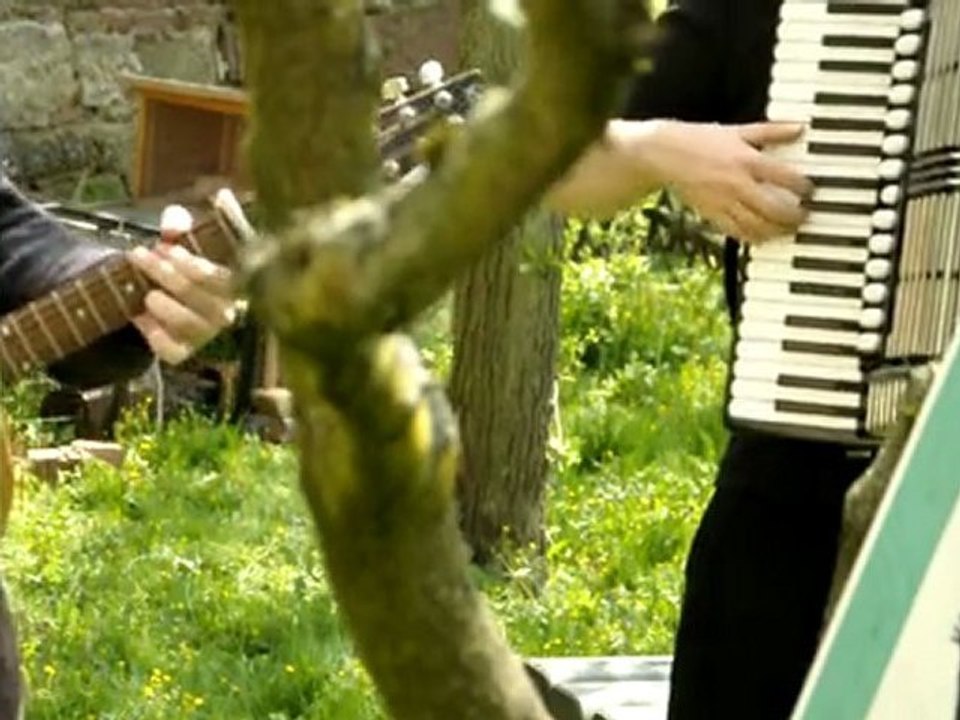 ENEMENEMECK - Bunte Republik (raus und live auf dem Land)