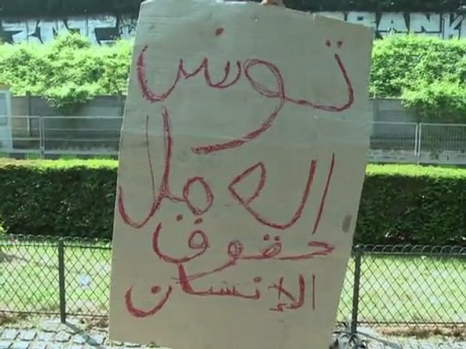 Des immigrants tunisiens manifestent pour leur "dignité"