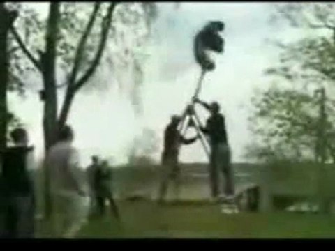 0259 - Régis éjecté de la balançoire