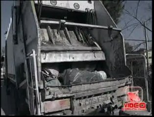 Napoli - Rifiuti in strada e aumento della Tarsu