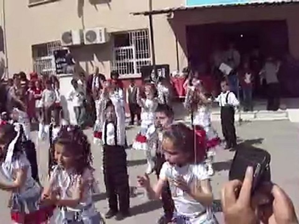 Sakine Garipoğlu İlköğretm Okulu 2-A Sınıfı Damat Halayı Gösterisi