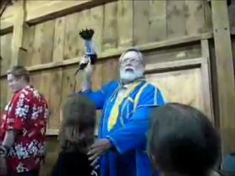 Ateu faz 'desbatismo' com secador de cabelo