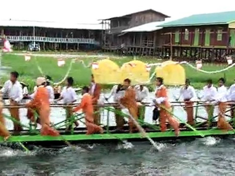 Parade de bateaux (Lac Inle)