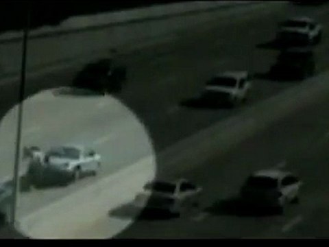 Motociclista investito da un'auto, illeso per miracolo