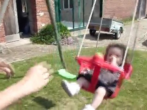 Solène dans la balançoire