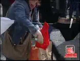 Napoli - Welfare, mutande per Tremonti e Berlusconi