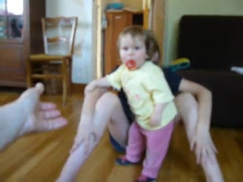 Premiers pas d'Adélaïde 15 mois