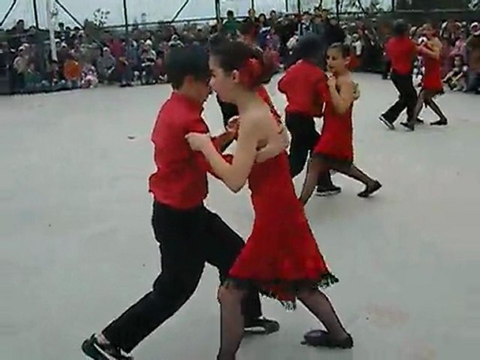 Çayırova İlköğretim Okulu 23 Nisan 2011 5.Sınıflar Tango Gösterisi