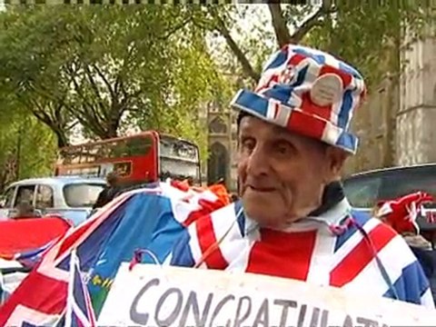 Crowds gather ahead of Royal wedding