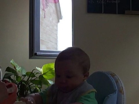 Lucas mange comme un petit cochon ...