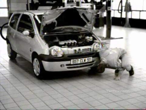 Publicité - Entretien Renault ( Qui mieux que Renault peut entretenir votre Renault ) 2001