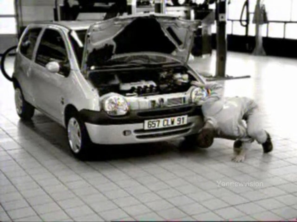 Publicité - Entretien Renault ("Qui mieux que Renault peut entretenir votre Renault") 2001