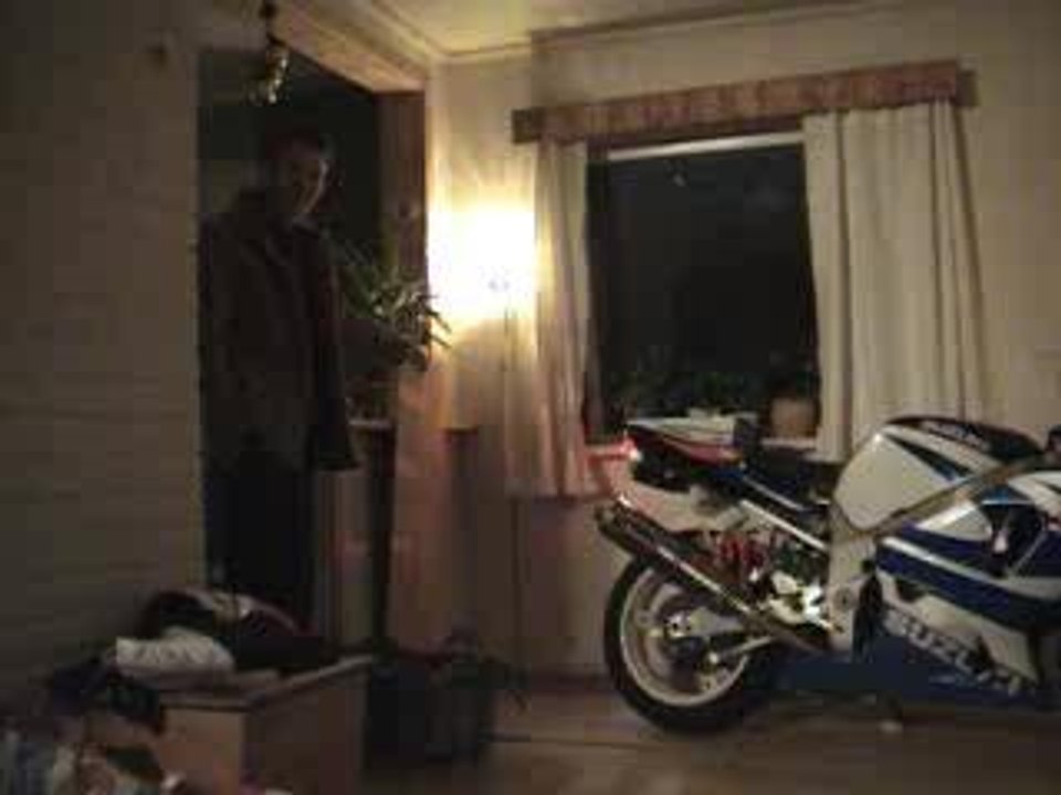 [Burn] GsxR burn dans le salon ! lol