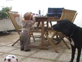 Arthur et Tâ jouent au foot