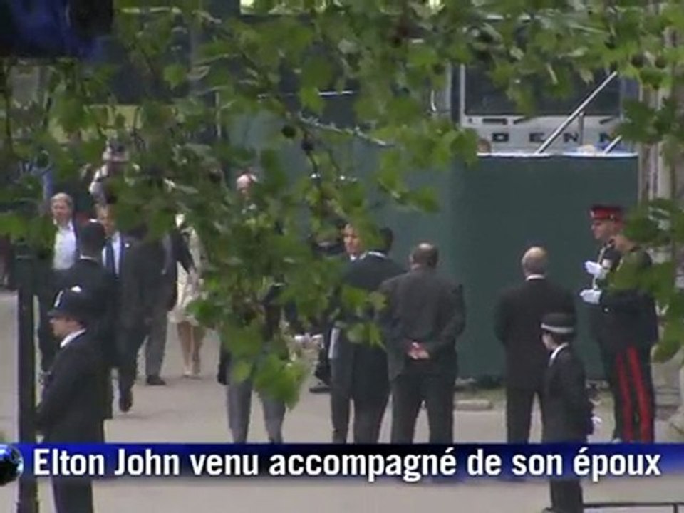 Arrivée d'Elton John et de David Cameron au mariage princier