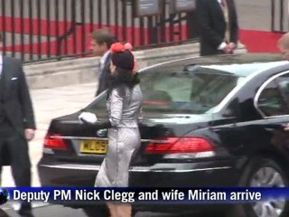 Elton John y el primer ministro David Cameron llegan a la Abadía