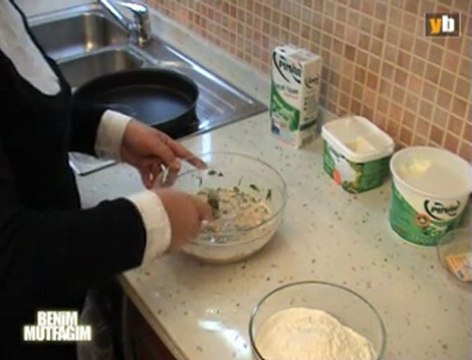 Şirin Anne İle Yapımı Kolay Atıştırmalık Kek Tarifi