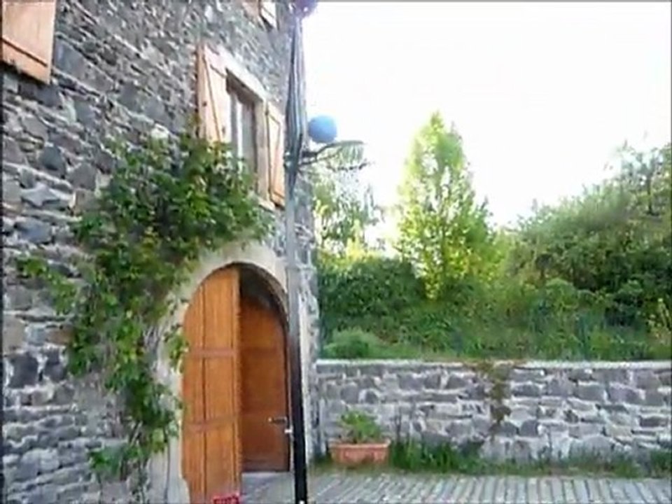 Basketteur de folie faisant d'énormes paniers