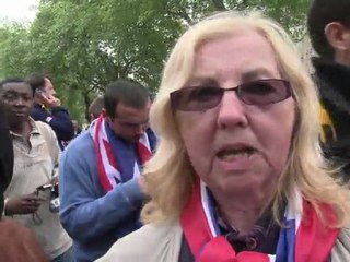 Une foule enthousiaste devant l'abbaye de Westminster