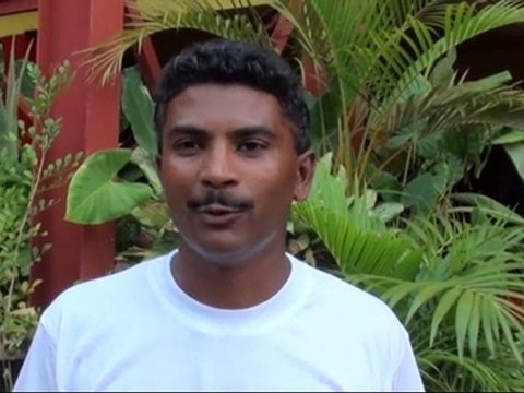 Dionis Singaïny, vartial de la troupe de l'association Oubli Pa Nout' Tradisyon Tamoul, présente le Bal Vali