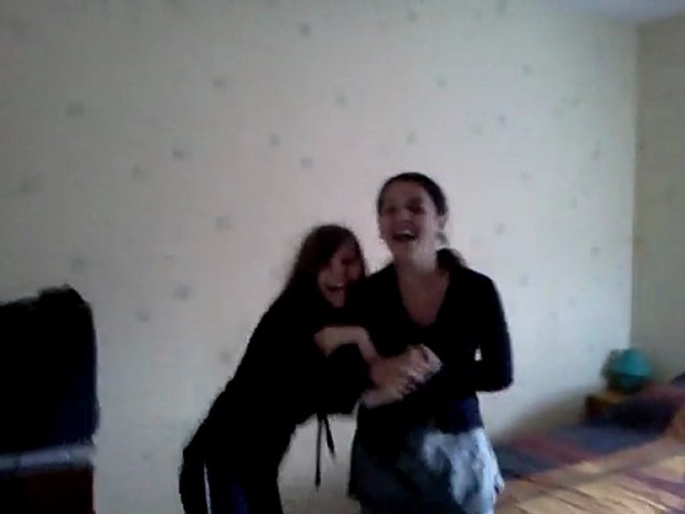 Alysée est surprise par Lucie