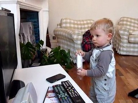 20110411 Londres Romain et Nico jouent àla Wii