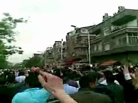 Syrie: sept morts et des dizaines de milliers de manifestants