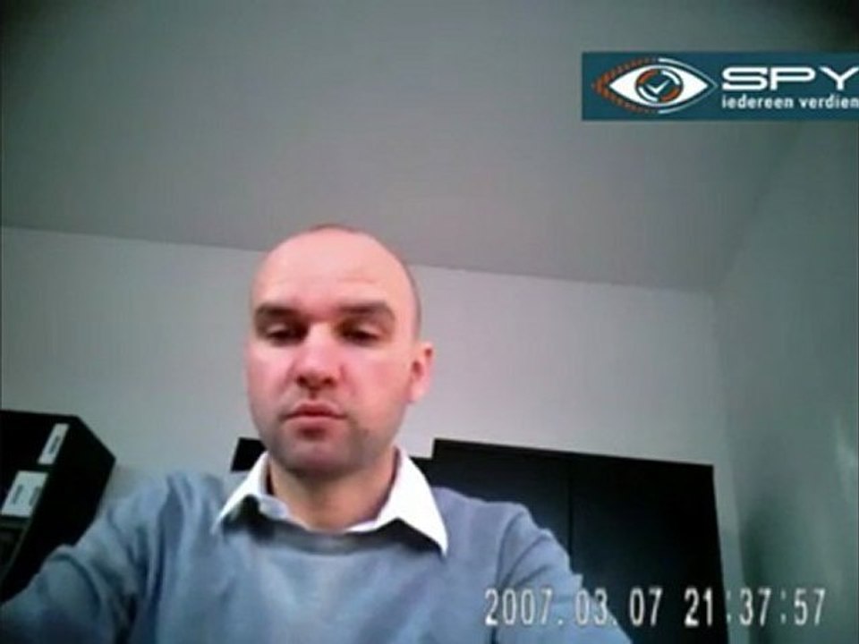 Discreet filmen met Verborgen camera in bureauklok
