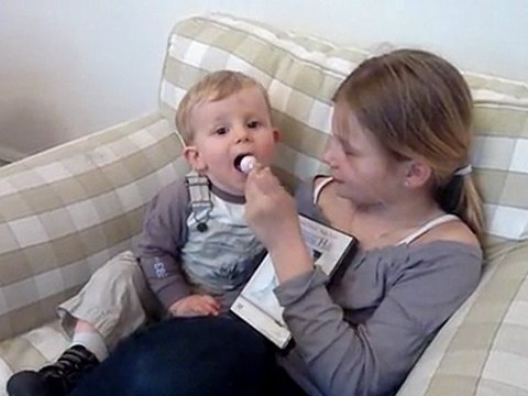 20110411 Londres clara et nico mangent une sucette